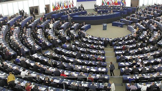 Der Plenarsaal des EU-Parlaments von der Pressetrib&uuml;ne aus: Hier sitzen 751 Abgeordnete aus 28 Nationen. Die Debatten werden simultan in 24 Sprachen &uuml;bersetzt.  Fotos: Andreas Schmitt