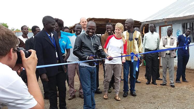 Judith Renker aus Hausen bei der Eröffnung der Ausbildungsschule im Rhino-Camp (Uganda). Foto: privat