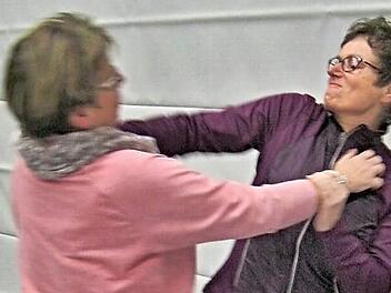 Sie schenken sich nichts und gehen ganz schön zur Sache. Zwei Teilnehmerinnen des Selbstverteidigungskurses für Frauen in Zeil.  Fotos: Christine Stühler