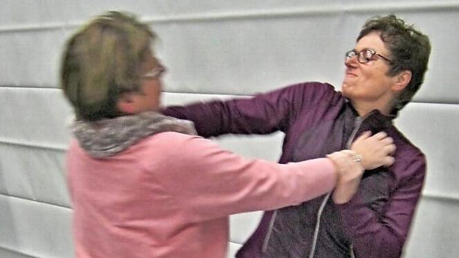 Sie schenken sich nichts und gehen ganz schön zur Sache. Zwei Teilnehmerinnen des Selbstverteidigungskurses für Frauen in Zeil.  Fotos: Christine Stühler
