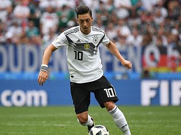 Seit der Auftaktniederlage der DFB-Elf gegen die Mexikaner am vergangenen Sonntag, h&uuml;llt sich Deutschlands Nummer Zehn in Schweigen: Wie geht es mit Mesut &Ouml;zil weiter? Foto: Ina Fassbender / dpa