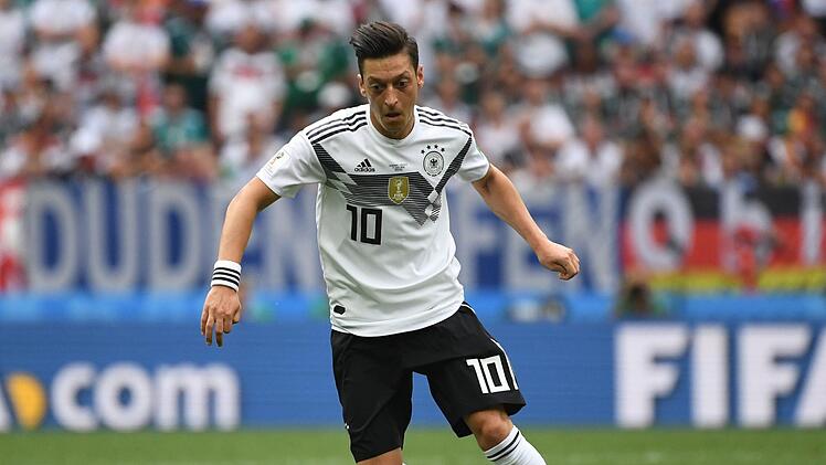 Seit der Auftaktniederlage der DFB-Elf gegen die Mexikaner am vergangenen Sonntag, h&uuml;llt sich Deutschlands Nummer Zehn in Schweigen: Wie geht es mit Mesut &Ouml;zil weiter? Foto: Ina Fassbender / dpa