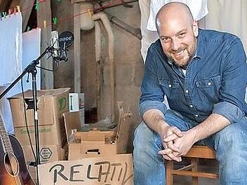 Kabarettist Stephan Zinner präsentiert im September sein neues Programm "Relativ Simpel" im Gasthof der Brauerei Prechtel.  Fotos: Bänkla