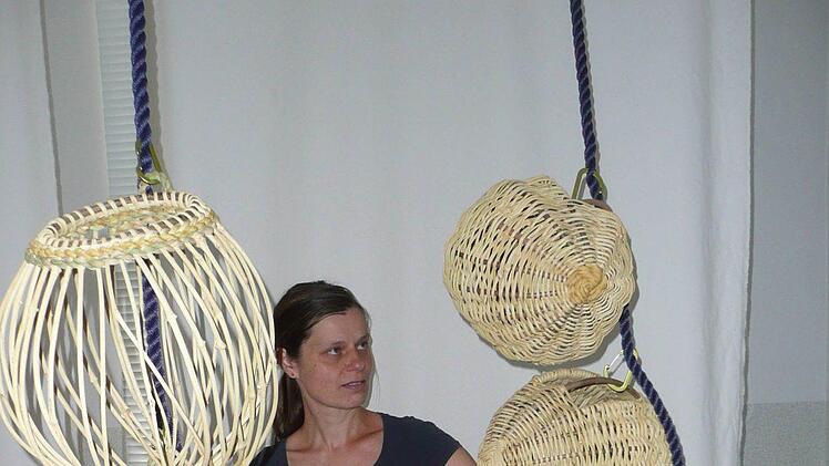 Gundel Liebmann hat in Schanzentechnik mit Waldrebe geflochten und diese dekorativen Aufbewahrungsobjekte geschaffen.
