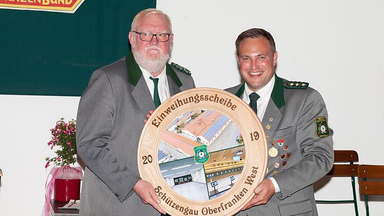 Gauschützenmeister Hans-Joachim Hiller übergibt eine Erinnerungsscheibe an  Vorsitzenden Alexander Hummel.privat