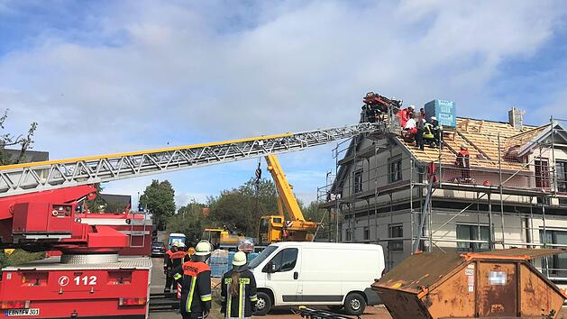 Schwer verletzt musste ein Dachdecker am Donnerstag in rund sieben Metern H&ouml;he von Rettungsdienst, Notarzt und Feuerwehr versorgt werden, bevor er mithilfe der Drehleiter der Feuerwehr Ebern vom Dach gerettet werden konnte.     Michael Will/BRK