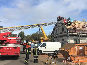 Schwer verletzt musste ein Dachdecker am Donnerstag in rund sieben Metern H&ouml;he von Rettungsdienst, Notarzt und Feuerwehr versorgt werden, bevor er mithilfe der Drehleiter der Feuerwehr Ebern vom Dach gerettet werden konnte.     Michael Will/BRK