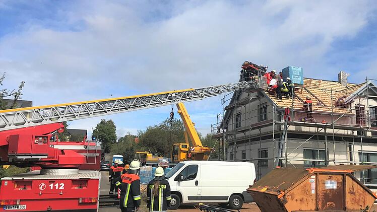 Schwer verletzt musste ein Dachdecker am Donnerstag in rund sieben Metern H&ouml;he von Rettungsdienst, Notarzt und Feuerwehr versorgt werden, bevor er mithilfe der Drehleiter der Feuerwehr Ebern vom Dach gerettet werden konnte.     Michael Will/BRK