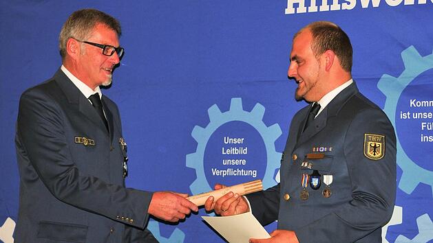 Manfred Pelkner (links) gab den Staffelstab des Staffelsteiner THW-Ortverband an Johannes Stich weiter. Foto: THW