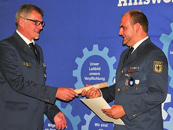 Manfred Pelkner (links) gab den Staffelstab des Staffelsteiner THW-Ortverband an Johannes Stich weiter. Foto: THW