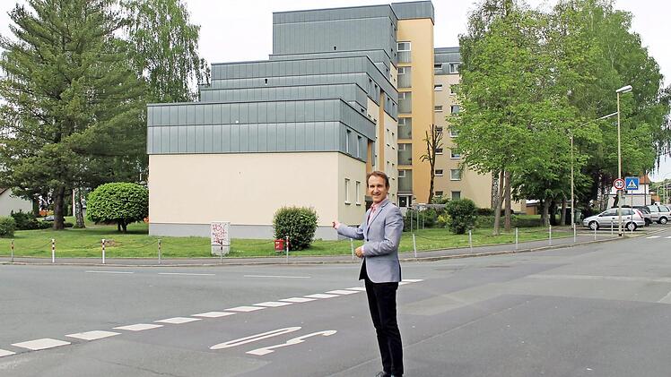 Von der Kunst ist nichts mehr geblieben: Kreisheimatpfleger Dr. Robert Wachter vor dem aktuellen "Mississippidampfer". Foto: Heike Schülein