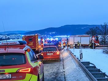 Mit Aktivkohle gefüllter Behälter qualmt auf Pritschenwagen: Gefahrguteinsatz für die Feuerwehr