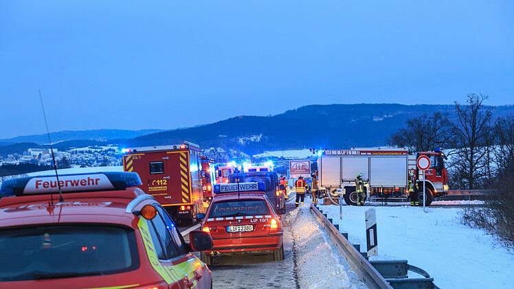 Mit Aktivkohle gefüllter Behälter qualmt auf Pritschenwagen: Gefahrguteinsatz für die Feuerwehr