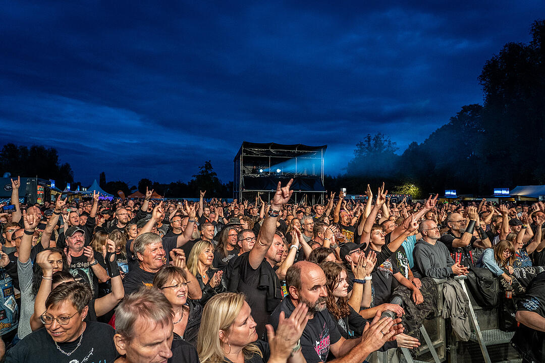 An die 2000 Besucher feierten die Rockmusik!
