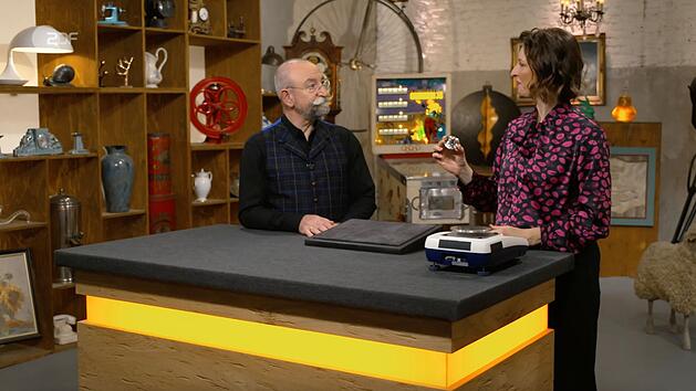 "So was hatte ich noch nie - und ich wette die Kollegen auch nicht", Wendela Horz war mehr als begeistert, als sie das kleine Objekt Horst Lichter pr&auml;sentierte.