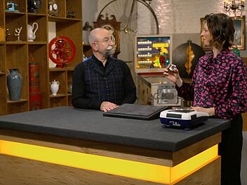 "So was hatte ich noch nie - und ich wette die Kollegen auch nicht", Wendela Horz war mehr als begeistert, als sie das kleine Objekt Horst Lichter pr&auml;sentierte.