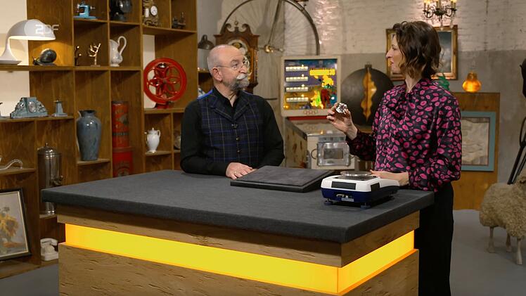 "So was hatte ich noch nie - und ich wette die Kollegen auch nicht", Wendela Horz war mehr als begeistert, als sie das kleine Objekt Horst Lichter pr&auml;sentierte.