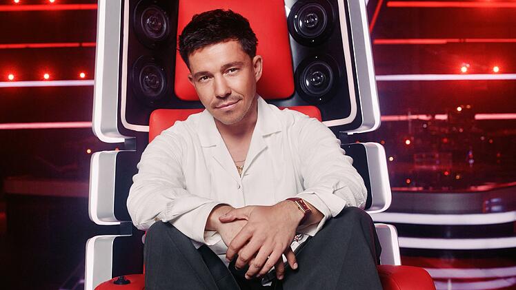 Nico Santos, derzeit auch als Coach bei "The Voice of Germany" zu sehen, ver&ouml;ffentlicht mit "POV" ein neues Album.