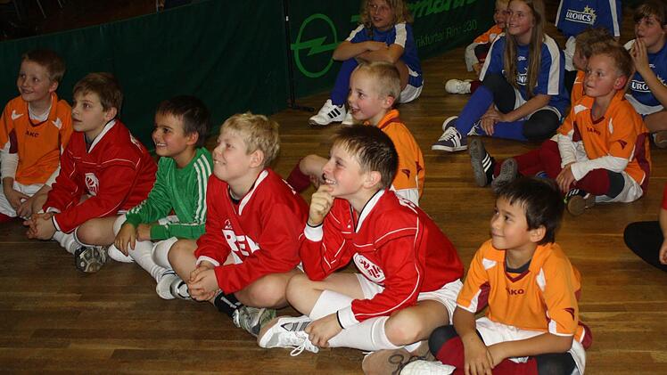 Die jungen Kicker des TSV verfolgten das Programm gespannt, bevor sie selbst im Mittelpunkt standen - im Spiel gegen die Senioren.