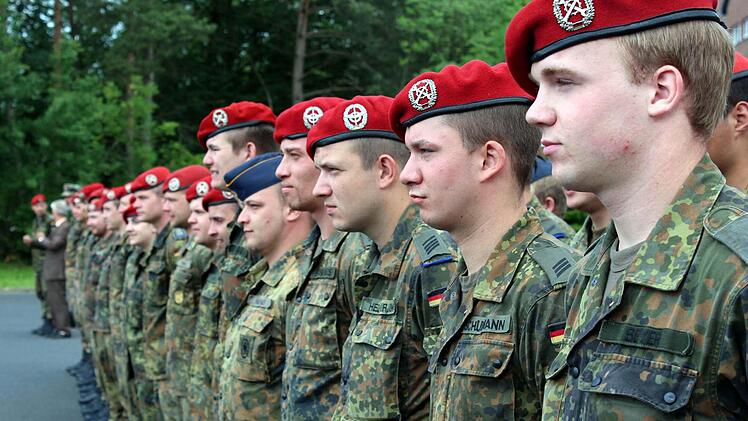 Volkachs Soldaten mit Andreas Beyer aus Feuerbach (rechts) sind von ihrer erfolgreichen Hochwasserhilfsaktion an der Elbe heil zurückgekehrt.