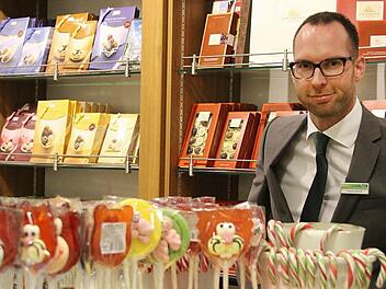 Kaufhof-Chef Hannes Schmidt in der neu gestalteten Süßwarenabteilung. Lauensteiner-Pralinen seien in Coburg so gefragt wie in kaum einer anderen Filiale, sagt er.  Foto: Simone Bastian