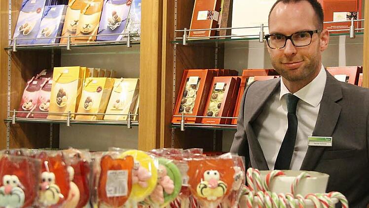 Kaufhof-Chef Hannes Schmidt in der neu gestalteten Süßwarenabteilung. Lauensteiner-Pralinen seien in Coburg so gefragt wie in kaum einer anderen Filiale, sagt er.  Foto: Simone Bastian