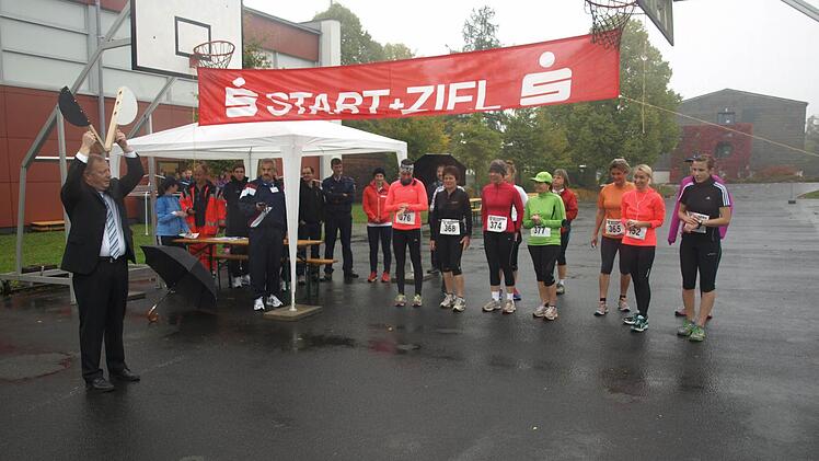 Landrat Thomas Bold schickt das Feld der Läuferinnen auf die Strecke.