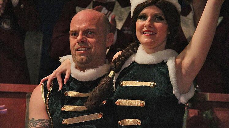 Unter den rund 20 Tänzern war auch Christof Krahwinkler. Als Ivan Rebrow im Pelz tauchte Tobias Rojek auf.