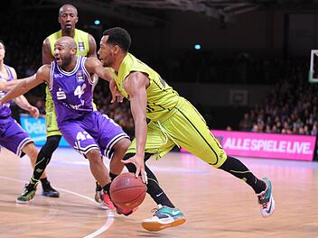 Der Bayreuther Trevon Hughes läuft mit dem Ball in den Göttinger Kreis. Fotos: Eibner