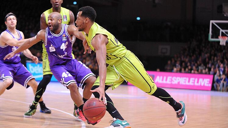 Der Bayreuther Trevon Hughes läuft mit dem Ball in den Göttinger Kreis. Fotos: Eibner