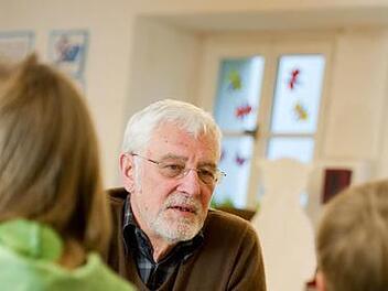Den Kindern zuhören, sie aber nicht belehren: Das ist die Aufgabe von Walter Hauser, Streitschlichter an der Grundschule an der Südlichen Auffahrtsallee in München.  Foto: dpa-mag/Tobias Hase