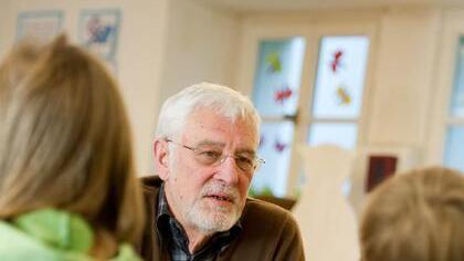 Den Kindern zuhören, sie aber nicht belehren: Das ist die Aufgabe von Walter Hauser, Streitschlichter an der Grundschule an der Südlichen Auffahrtsallee in München.  Foto: dpa-mag/Tobias Hase