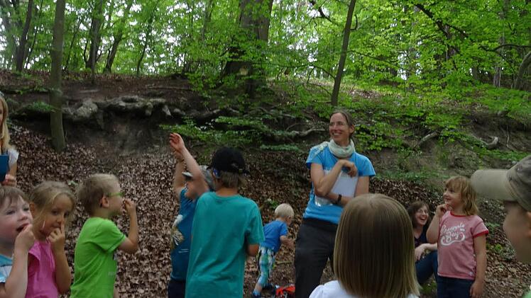 Kinder versammeln sich mit Heike Gögelein vom Haus der Schwarzen Berge an der "Zwergenbuche". Foto: Kindergarten St. Georg