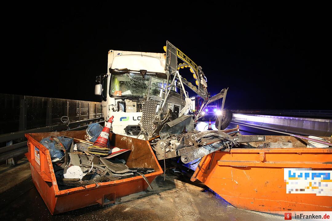 Lkw walzt Nachtbaustelle nieder - Bauarbeiter schwer verletzt - Bild der Verwuestung auf mehr als 300 Metern