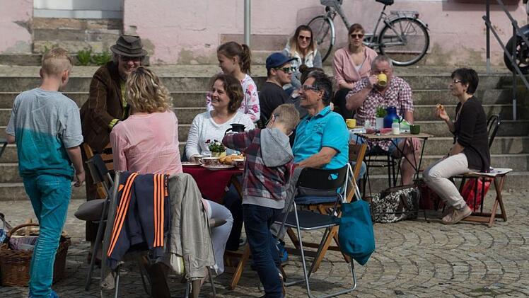 Etwa 80 Leute folgten dem mysteriösen Aufruf eines Unbekannten am 1. April. Foto: Alexander Martin