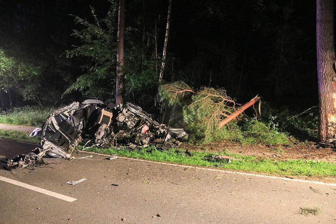 Tödlicher Unfall im Kreis Forchheim: Auto prallt gegen Baum und wird komplett zerstört - Fahrer stirbt