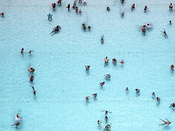 In einem F&uuml;rther Freibad kam es am Dienstag zu einer sexuellen Bel&auml;stigung. Symbolfoto: Ralf Hirschberger/dpa