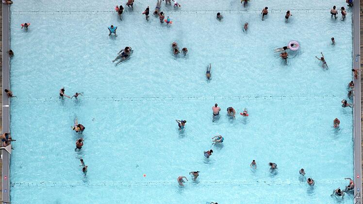 In einem F&uuml;rther Freibad kam es am Dienstag zu einer sexuellen Bel&auml;stigung. Symbolfoto: Ralf Hirschberger/dpa