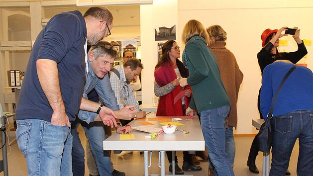 Begeistert machen  viele beim Workshop mit und schreiben ihre W&uuml;nsche und Ideen auf.Andreas Welz