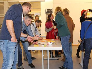 Begeistert machen  viele beim Workshop mit und schreiben ihre Wünsche und Ideen auf.Andreas Welz