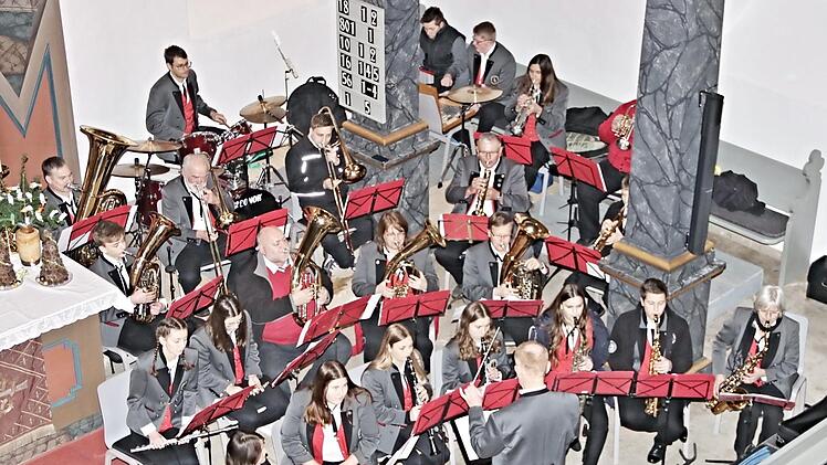 Die Weisachtaler Blasmusik unter der Stabführung von Dimitry Braudo gestaltete das Adventskonzert mit seinen Musikstücken.  Fotos: Helmut Will