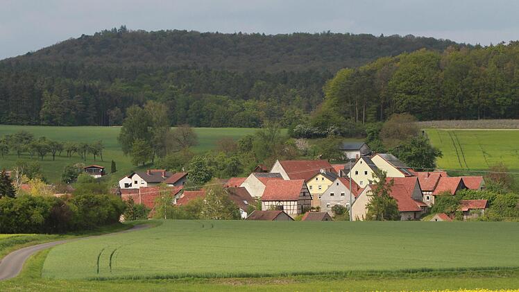 Idyllisch liegt Pettstadt in den Haßbergen unterhalb des "Stachels". Jetzt rückt das Dorf - im übertragenen Sinn - näher an Kirchlauter heran. Das Abwasser aus Pettstadt fließt künftig in die Kläranlage Kirchlauter und wird dort gereinigt. Das Pettstadter Klärwerk wird aufgegeben. Foto: gg