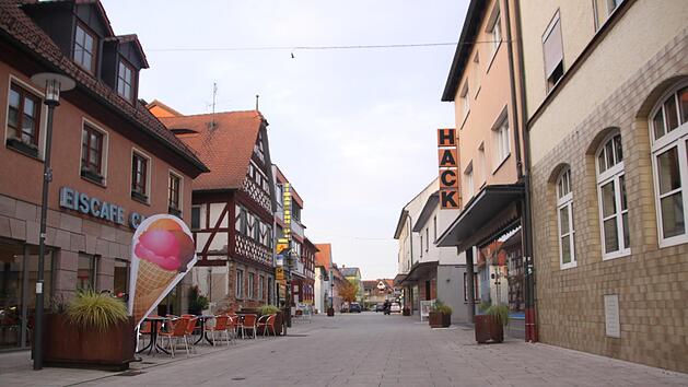 Trotz milder Herbsttemperaturen schlendert kaum jemand im Feierabend  durch die Hauptstra&szlig;e. Scheuerer