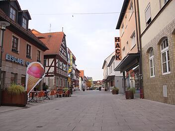 Trotz milder Herbsttemperaturen schlendert kaum jemand im Feierabend  durch die Hauptstraße. Scheuerer