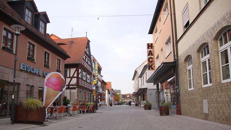 Trotz milder Herbsttemperaturen schlendert kaum jemand im Feierabend  durch die Hauptstraße. Scheuerer