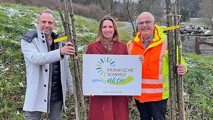 Baumausgabe Gößweinstein: Umweltminister Thorsten Glauber, Corinna Brauer (Geschäftsführung Integrierte Ländliche Entwicklung Fränkische Schweiz aktiv) und Hanngörg Zimmermann, Bürgermeister von Gößweinstein.