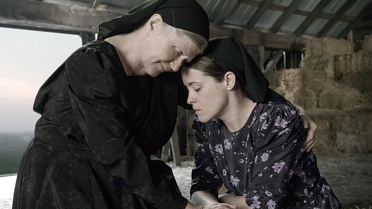 Agata (Judith Ivy, links) tr&ouml;stet Salome (Claire Foy).