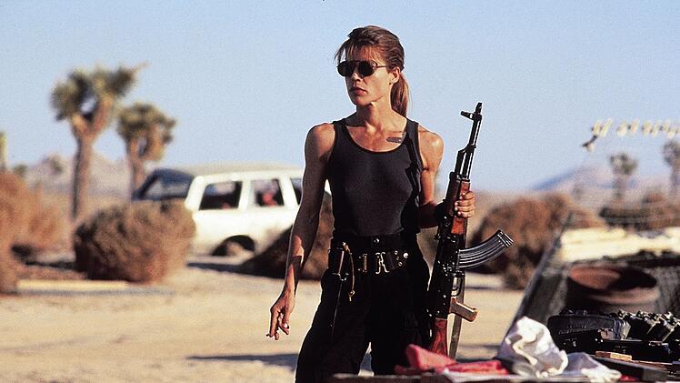 Sarah Connor (Linda Hamilton) ist zun&auml;chst misstrauisch, was den Terminator angeht. Immerhin hatte ein anderes Modell seiner Art mal versucht, sie zu t&ouml;ten.