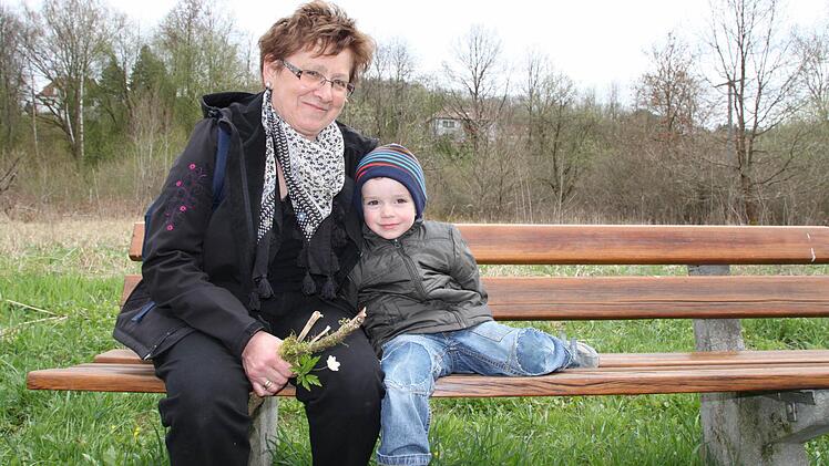 Mittlerweile haben sich die Bestände erholt. Auch der dreijährige Marlon erholt sich - auf einer Bank mit Oma Gertrud.