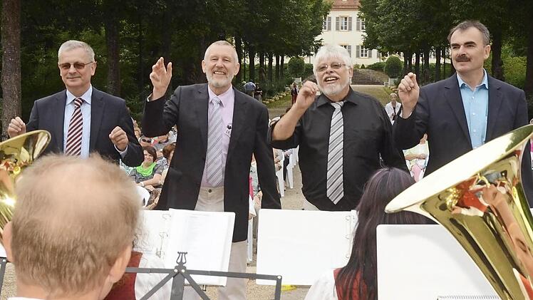 Die Bürgermeister Gotthard Schlereth, Waldemar Bug, Wolfgang Back und Nüdlingens 2. Harald Hofmann (v.l.) dirigierten.